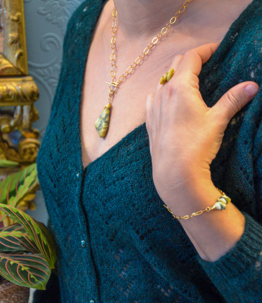 Parure de bijoux en marbre jaune des Pyrénées ariégeoises bijoux éco-responsables