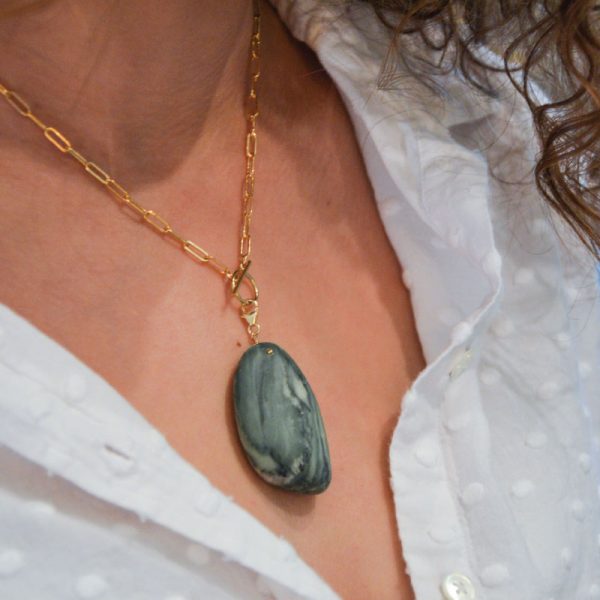 Collier en marbre personnalisable à pendentif en marbre vert d'Estours foncé bijoux éco-responsables