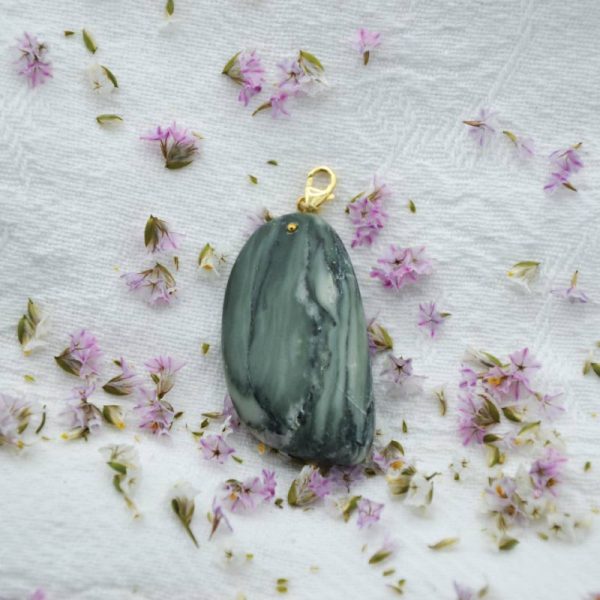 Pendentif en marbre vert des Pyrénées ariégeoises bijouterie éthique