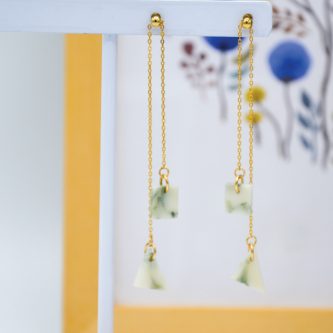 ANDROMEDA | Boucle d'oreilles double pendants chaîne réglable en gold filled et marbre Vert d'Estours des Pyrénées Ariégeoises pierres taillées rectangle & triangle